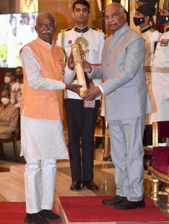 Shri Chandra Shekhar Singh receiving Padmashri Award in Rashtrapati Bhavan By Former President Of India Shri Ram Nath Kovind