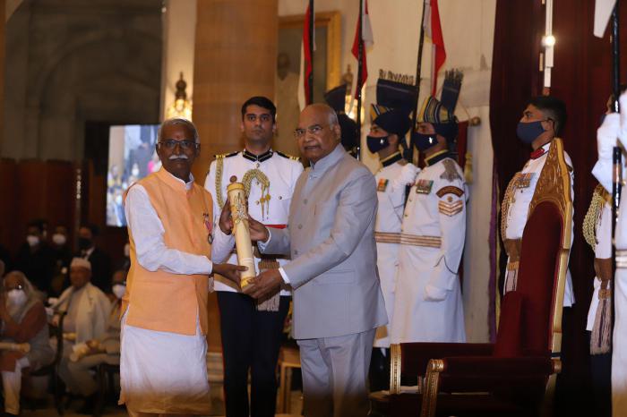 Padmashree Shri Chandra Shekhar Singh being Honored by Former President of India Shri Ram Nath Kovind